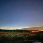 Komet Neowise mit Umgebung (Handy-Foto)